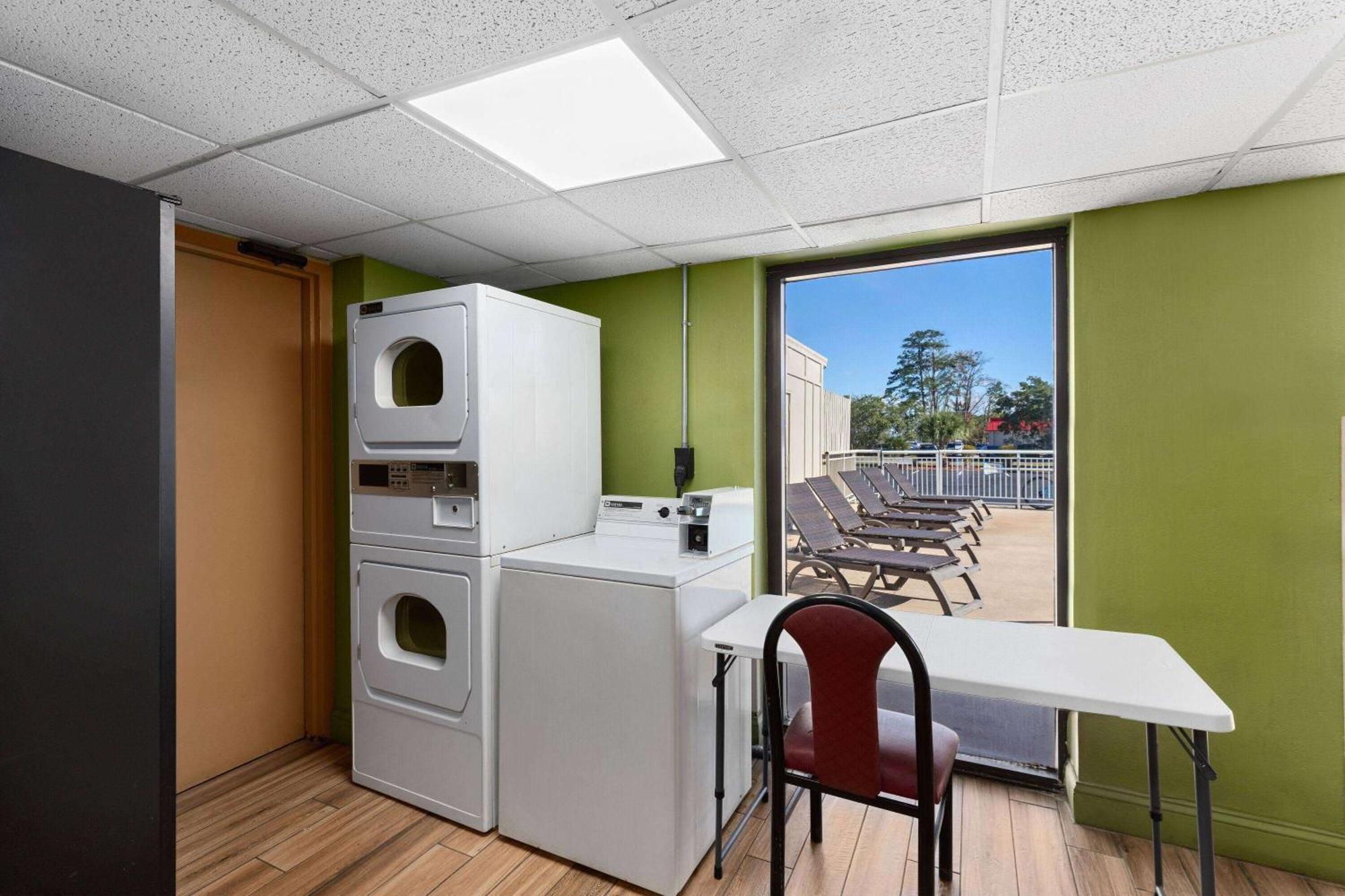 Super 8 By Wyndham Myrtle Beach/Market Common Area Extérieur photo