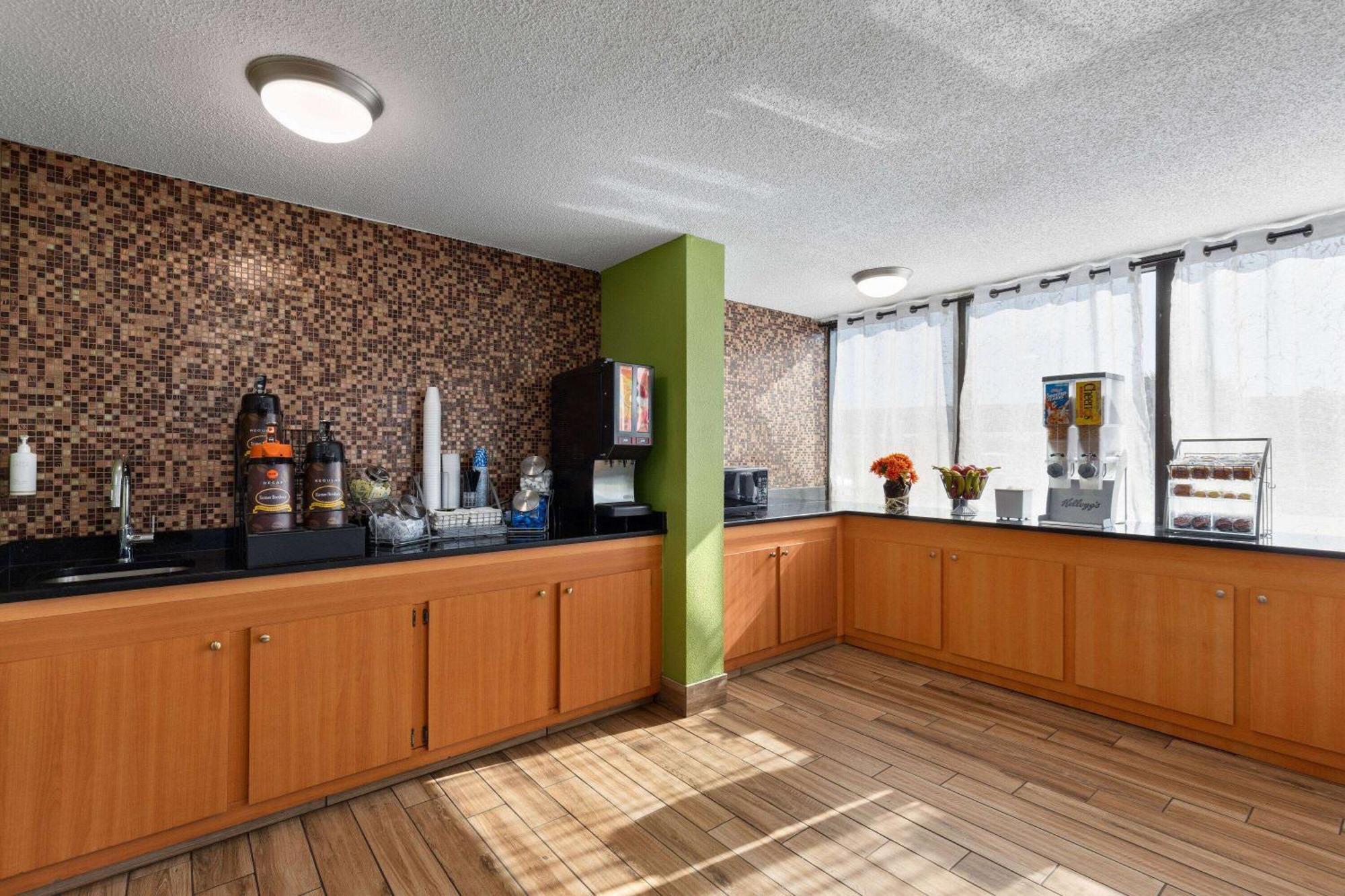 Super 8 By Wyndham Myrtle Beach/Market Common Area Extérieur photo