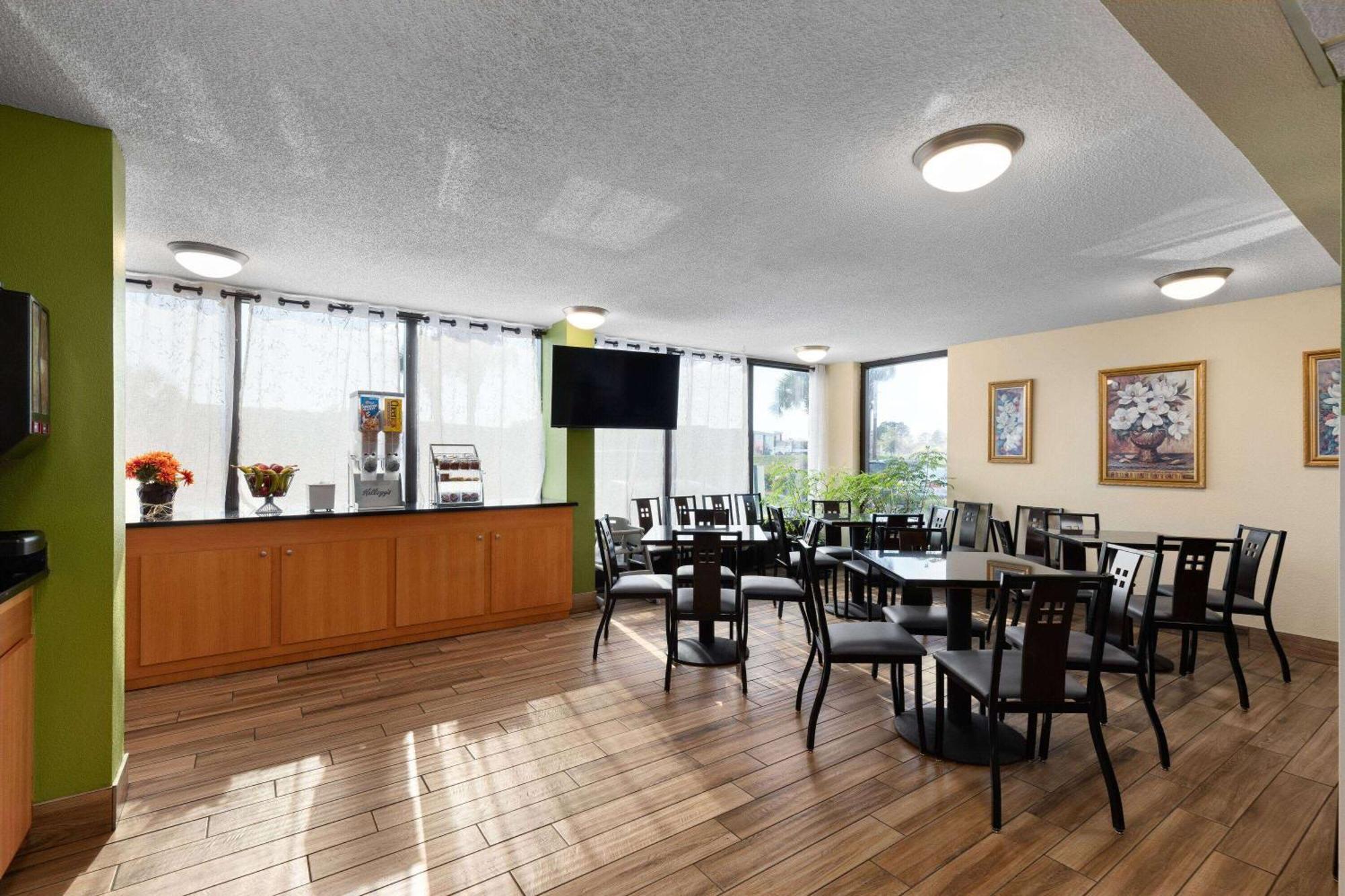 Super 8 By Wyndham Myrtle Beach/Market Common Area Extérieur photo